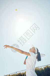 网球场 户外女孩和球在职业比赛中用运动球拍击中后在天空中 女子冠军 比赛和才华横溢 身体健康的运动员 具有专业的比赛技巧图片