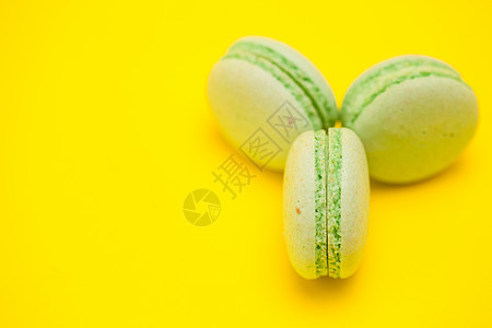 黄背景的甜美美味绿色红心面包圈蛋糕饼干美食食物味道甜点生日糕点小吃奢华图片