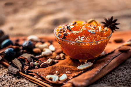 在黄麻袋表面的玻璃碗中保存着著名的芒果 即Murba或Murabba 还有干果和香料 带有背景模糊度的霍里佐塔尔射线糖浆营养盘子图片