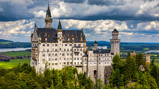 德国巴伐利亚州菲森附近的新天鹅堡童话城堡 著名的新天鹅堡的景色 位置 德国巴伐利亚西南部富森附近的旧天鹅堡村 欧洲农村目的地森林背景图片