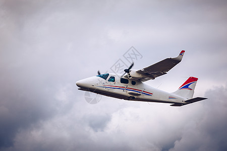 轻型小型飞机在离地面不高的白色雨云背景下飞行 空中的轻型飞机 一架小型旅游飞机在孤立的白色雨云上桨飞机航班空气民航天空天线航空座图片