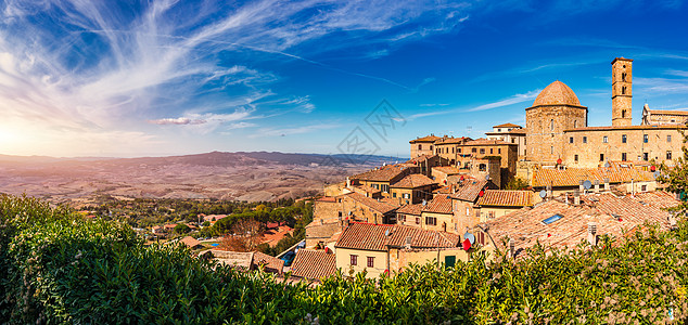 景观道路托斯卡纳 沃尔泰拉镇天际线 教堂和全景 Maremma 意大利 欧洲 沃尔泰拉全景 中世纪托斯卡纳小镇 有老房子 塔楼和教堂 沃背景