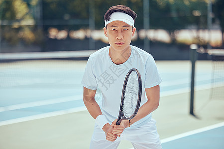 在室外网球场进行训练 锻炼和锻炼的亚洲男子网球 健身和肖像 心态 视力和健康男性准备好练习 训练或比赛图片