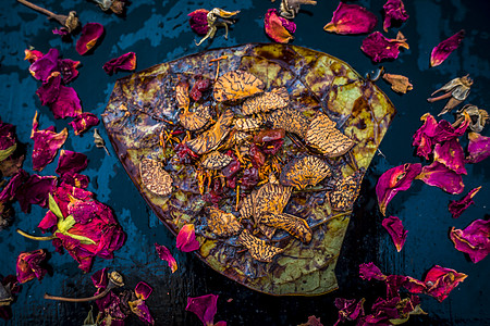 印度著名传统马萨拉锅或黑地面的梅沙煎饼附近 有些玫瑰水由涂层的苏夫 苏帕里 甜菜和一些椰子粉组成叶子经文沙夫口气烟草什锦咀嚼牙签图片