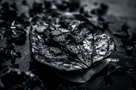 印度著名传统马萨拉锅或黑地面的梅沙煎饼附近 有些玫瑰水由涂层的苏夫 苏帕里 甜菜和一些椰子粉组成烟草什锦巧克力清新剂水果点心咀嚼图片