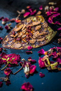 印度著名传统马萨拉锅或黑地面的梅沙煎饼附近 有些玫瑰水由涂层的苏夫 苏帕里 甜菜和一些椰子粉组成教义牙签新生什锦咀嚼清新剂烟草水图片