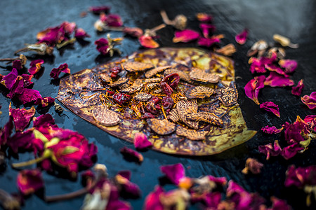 印度著名传统马萨拉锅或黑地面的梅沙煎饼附近 有些玫瑰水由涂层的苏夫 苏帕里 甜菜和一些椰子粉组成口气巧克力教义树叶咀嚼沙夫烟草牙图片