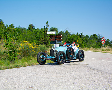 极速赛车BUGATTI T35 1925 关于一辆旧赛车在2022年集会上的T351925号 这是著名的意大利历史种族1927年至195背景