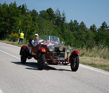 1928年 一辆旧赛车在著名的意大利历史种族1927年至1957年2022年集会中举行速度展示竞赛孩子们引擎挑战俱乐部历史性驾驶图片