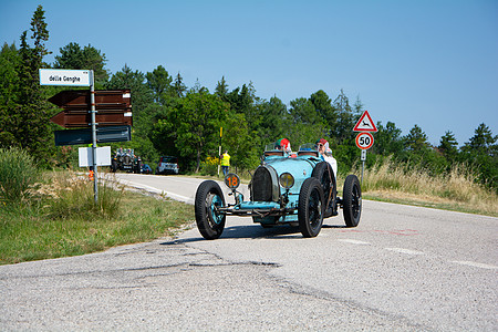 BUGATTI T35 1925 关于一辆旧赛车在2022年集会上的T351925号 这是著名的意大利历史种族1927年至195图片