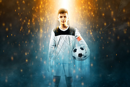 足球运动员 孩子-足球冠军 男孩守门员穿着运动服在体育场带球 体育概念图片
