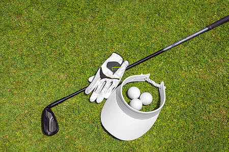 高尔夫球场绿草上高尔夫设备的顶视图 平躺的高尔夫球杆 球 手套和帽子配饰运动草地草皮球具娱乐高尔夫球爱好俱乐部课程图片
