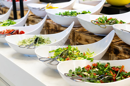 沙拉酒吧 所有酒店的自助餐厅里 有新鲜蔬菜自助餐洋葱用餐饮食十字素食盘子桌子叶子黄瓜图片
