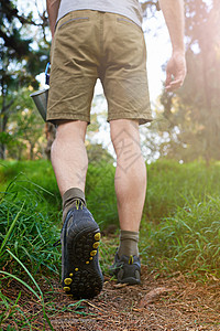愿你最好的里程是那些脚覆盖的人 一个在森林中行走的徒步者图片