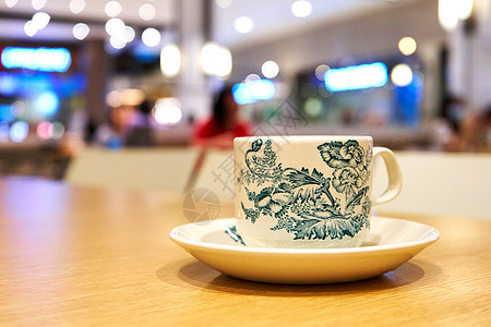 杯柠檬茶 上印有中国风格的装饰品图片
