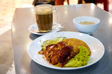 在一个亚洲咖啡馆的商务午餐 大米加鸡饮和汤咖啡店盘子食物油炸辣椒文化肉汤早餐黄瓜小酒馆图片