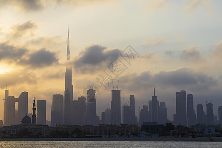 阿联酋迪拜  UAE 2021年6月3日 迪拜公共海滩玻璃海湾住宅房地产工作景观建筑学财富天空街道图片