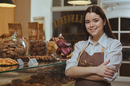 可爱的女面包师 在咖啡馆工作餐厅服务员人士甜点食物面包糖果商业生意职员图片