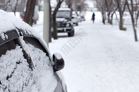 阴雪天雪花乘用车 雪闭侧门 冷雪城市景观季节天气人行道交通冻结雪花降雪窗户汽车乘客图片