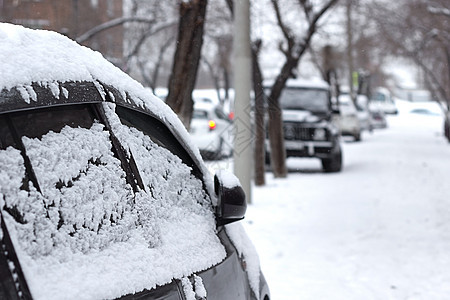 阴雪天雪花乘用车 雪闭侧门 冷雪城市景观车辆天气窗户季节乘客人行道交通冻结街道玻璃图片