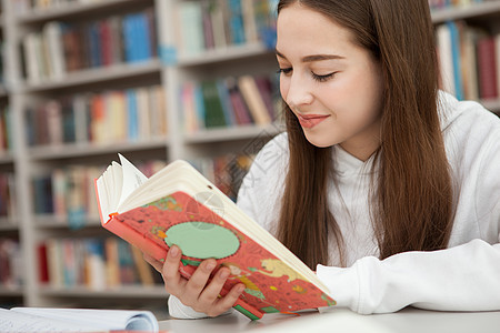 在图书馆学习的年轻少女女青年孩子风暴青少年考试女士校园大学闲暇成功阅读图片