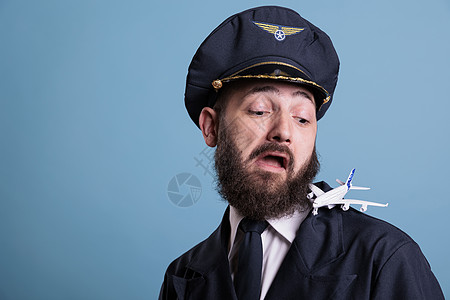 肩上乘坐统一着陆飞机型号的滑稽飞行员图片
