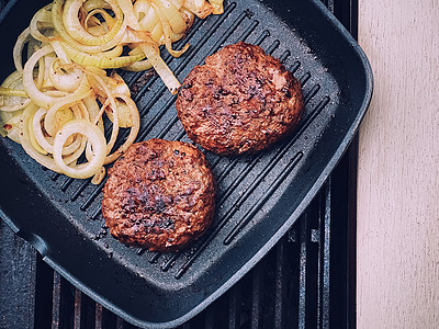 在户外用铸铁烤盘烹制碎牛肉汉堡 在煎锅上烹制红肉 在花园里烧烤食物 英国乡村生活油炸蔬菜美食包子烹饪餐厅午餐英语牛肉饮食图片