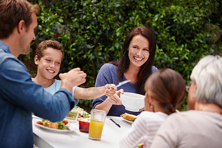幸福的多代家庭在外边一起吃顿饭 这是对家庭生活的最大恩赐图片