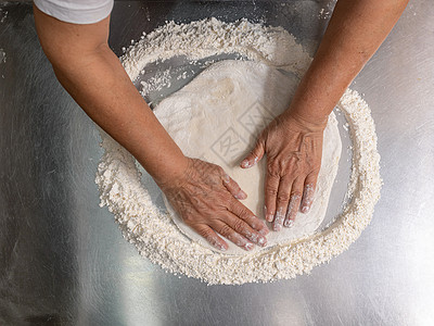 女人在不锈钢柜上做比萨饼面包师小麦家务烹饪女士女性粉末美食厨师桌子图片