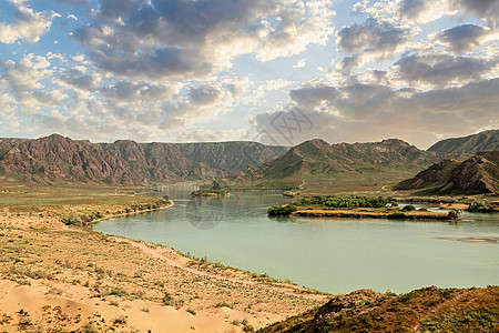 哈萨克斯坦阿拉木图地区坦盖利塔斯道伊利河地貌图片