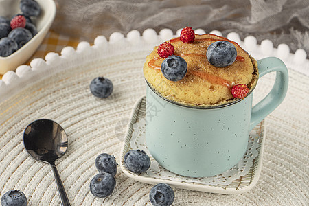 美味的自制蓝莓松饼蛋糕加新鲜浆果勺子午餐营养盘子微波糕点餐巾蓝色小吃食物图片