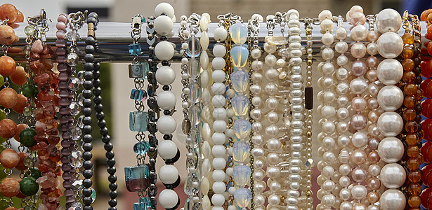 珠子和项链由彩色半贵重宝石制成图片