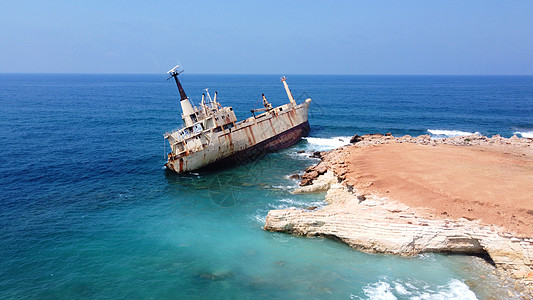 废弃船只在塞浦路斯海滩附近停靠 Rusty船在海岸附近搁浅悲剧天空珊瑚废料夕阳海难沉船货物海洞货轮图片