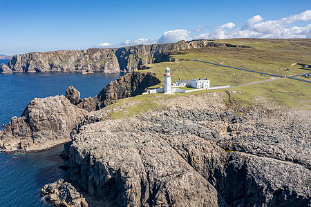 爱尔兰Donegal县Arranmore岛灯塔的空中景象土地蓝天旅行岩石海岸悬崖旅游天线风景信号图片