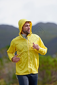 一个英俊的年轻人在雨天中奔跑 感觉到了踏足足迹的力量图片
