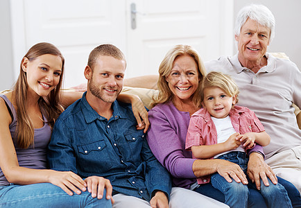 我们是一个大家庭 一个幸福的家庭和他们的孙子坐在一起的画像图片