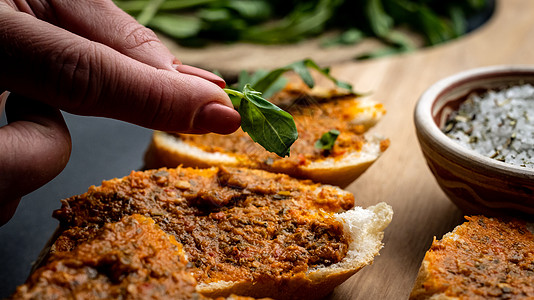 带虫和巴西尔饮食乡村意大利语蔬菜食物美食胡椒鳄梨沙拉面包图片