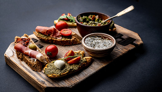 一套不同的布鲁谢塔食物沙拉乡村蔬菜饮食草本植物香蒜意大利语木板面包图片