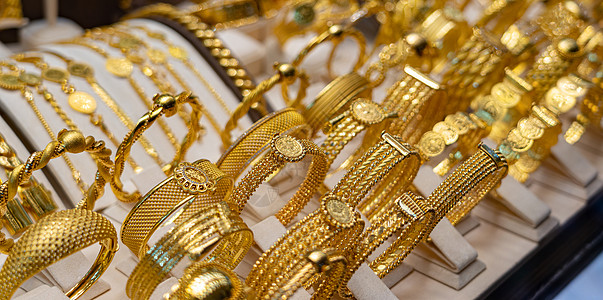 黄金手镯在珠宝店站立的黄金奢侈品手镯背景