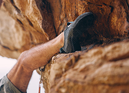 为锻炼 冒险或锻炼而攀登岩石 山峰或石头的人的腿 男性登山者在户外 乡村或自然登山 远足或攀登训练中的抱石 运动和健身图片