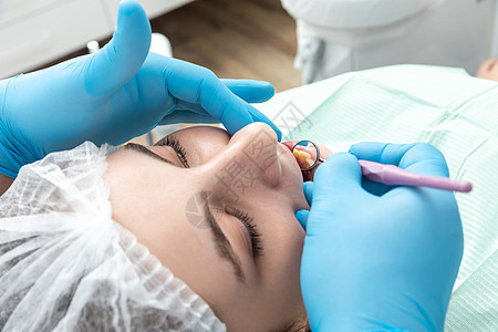 男牙医看一眼女病人的下巴 检查被咬的情况医疗牙科口腔科卫生牙齿医生程序工具专家治疗图片