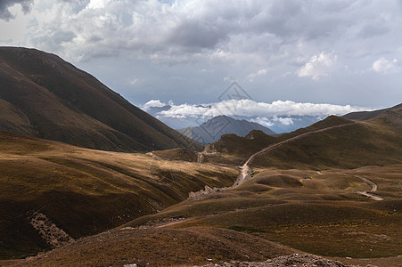 精美的背景 描绘秋山云雾的秋天风云和烟雾顶峰爬坡远足公园高山旅游环境天空山脉旅行图片