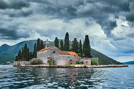 黑山湖边岛屿上的城堡教堂城市石头岩石纪念碑村庄地标全景树木太阳图片