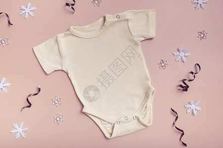 黄色婴儿体服模拟模型 用于粉红背景的标志 文字或设计 并配有冬季脱色最佳视图图片