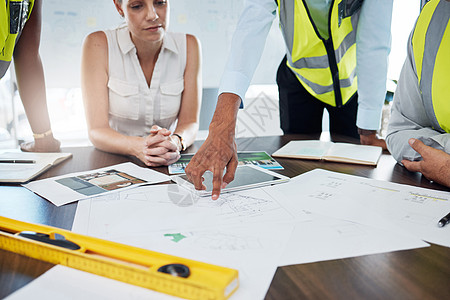 建筑 蓝图和规划与建筑师在咨询 项目管理和愿景方面的会议 与设计师或承包商团队一起设计 工程和施工现场计划图片
