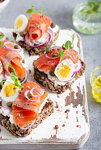 斯堪的纳维亚公开面对的三明治面包饮食砧板午餐奶油熟食洋葱盘子营养海鲜图片
