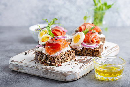 斯堪的纳维亚公开面对的三明治面包美食海鲜午餐奶油洋葱熟食小吃石头砧板图片