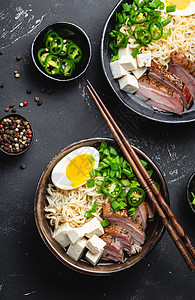 日本汤面肉汤洋葱胡椒蛋黄食物面条盘子午餐美食餐厅图片