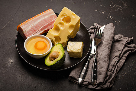 黑暗背景黑板的Keto食用食物盘子火腿蛋黄营养来源糖类桌子酮类菜单小吃图片