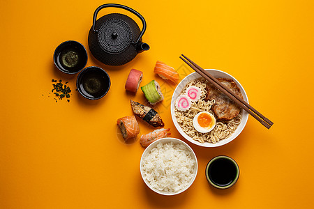 一套日式日本盘子餐厅蛋黄海鲜茶壶面条筷子美食煮沸桌子午餐图片